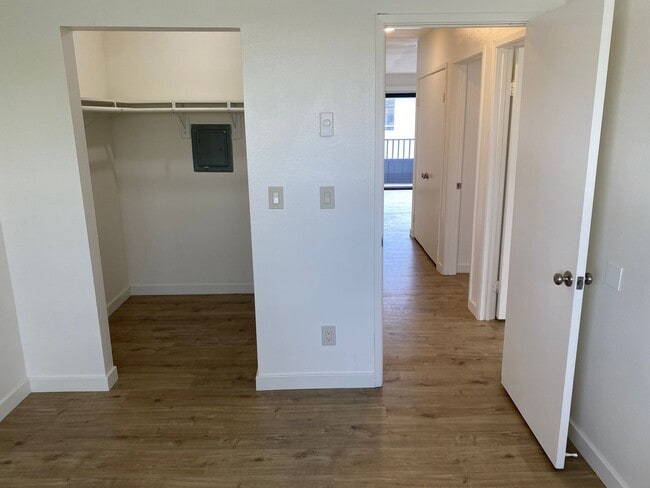 Building Photo - 2BR/2BA Upstairs Condo with Two-Car Garage
