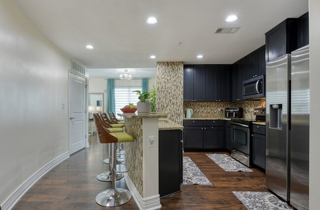 Building Photo - 215 Center St