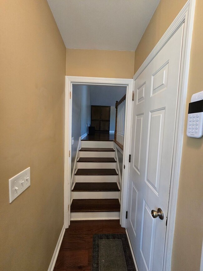 Building Photo - MOVE-IN SPECIAL!! $250 OFF First Month