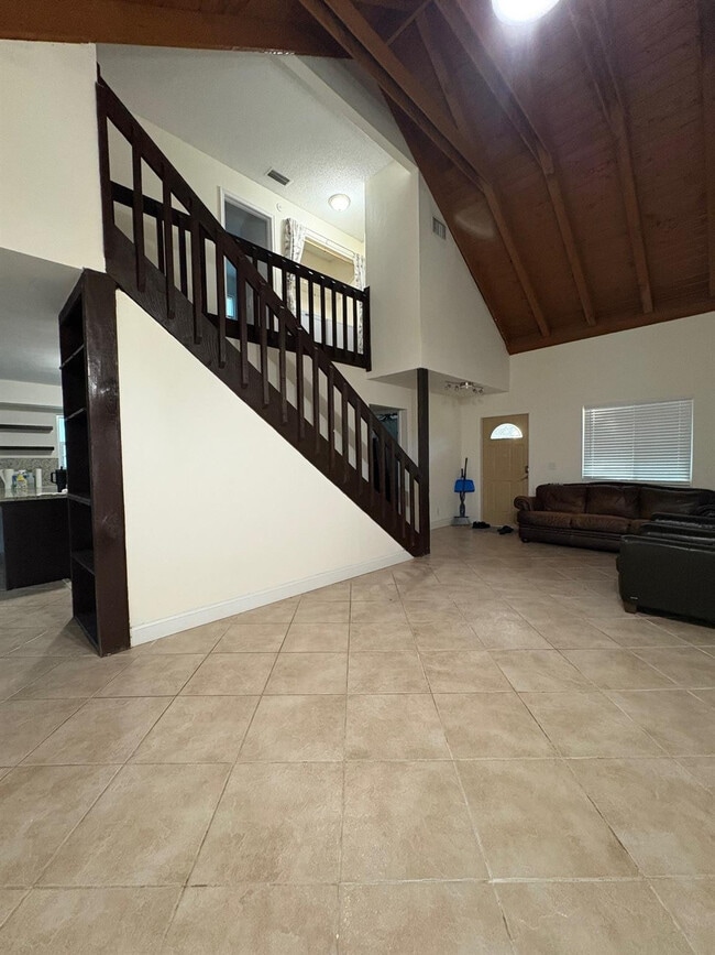 Building Photo - 191 NE 6th Ct