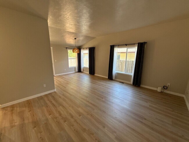 Building Photo - 5647 SW Windflower Dr