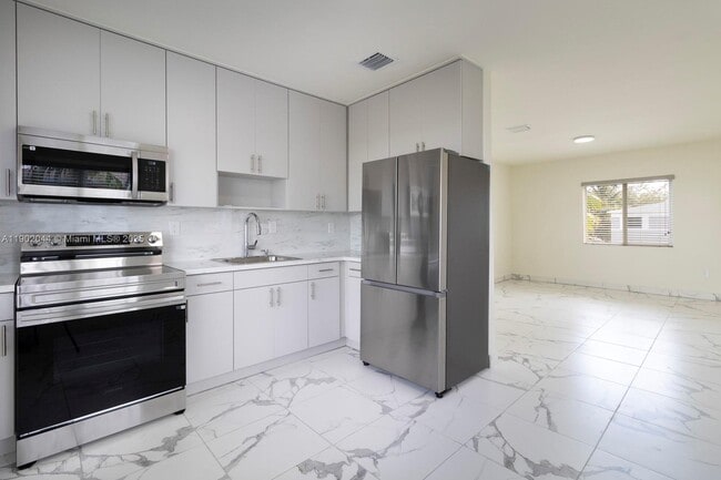 Building Photo - 2323 NW 15th St