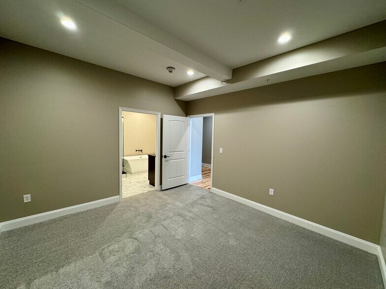 Building Photo - 116 S Main St