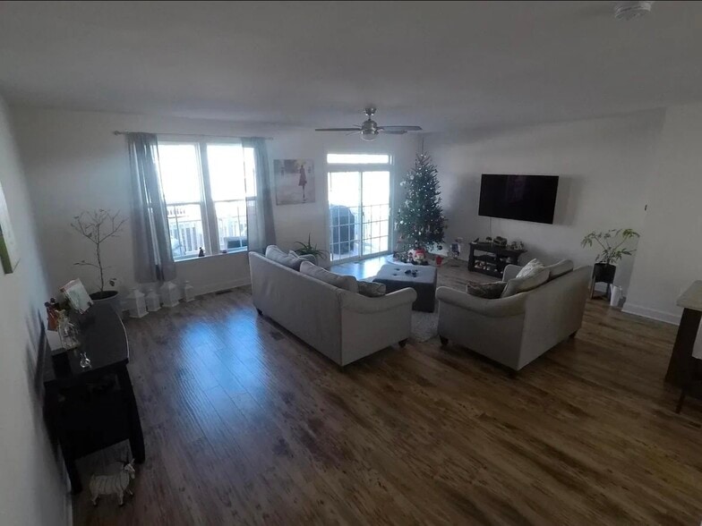 Living room, terrace angle - 8828 Englewood Farms Dr