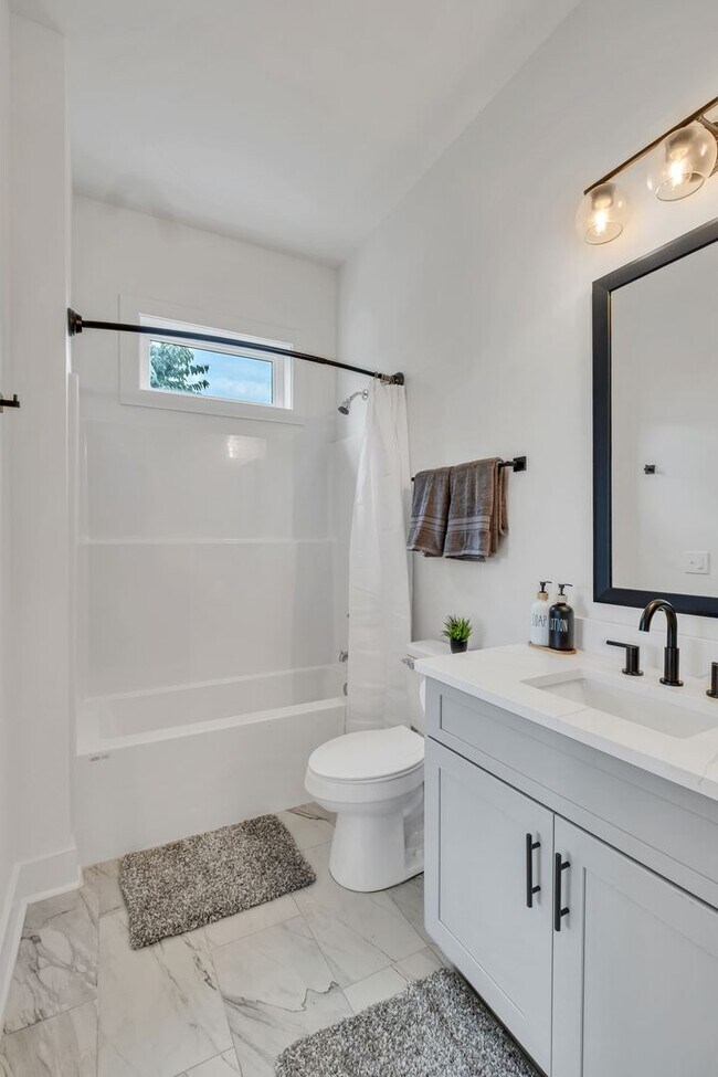 Building Photo - 1 Br / 1 Ba Fully Furnished