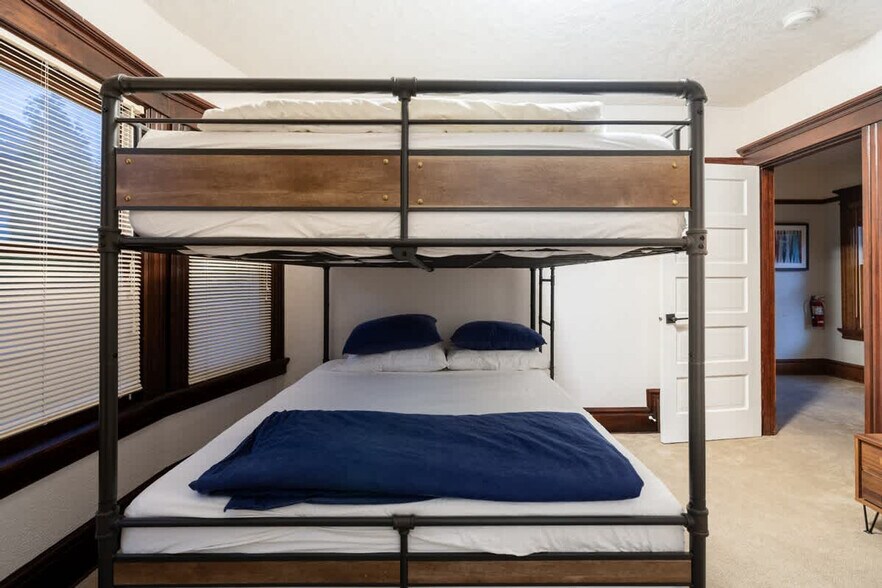 Building Photo - 26 NE 11th Ave