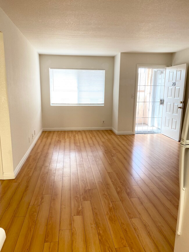 Living room - 158 N Normandie Ave