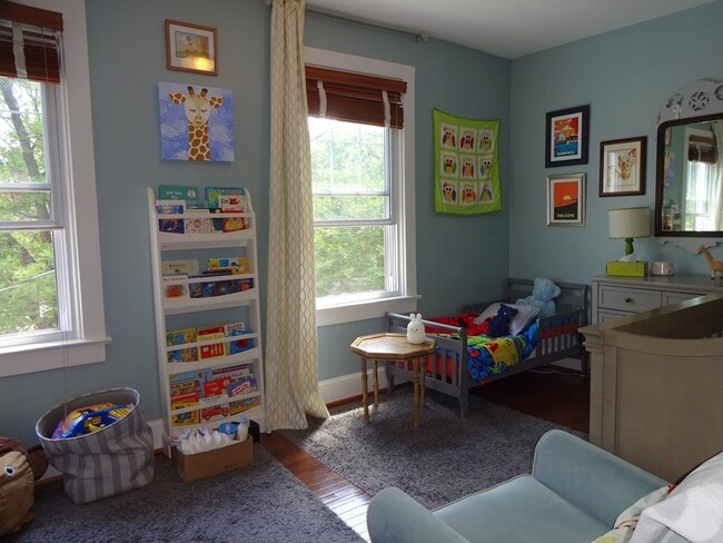 Building Photo - Beautiful Home with Fenced Yard in Rosemont!