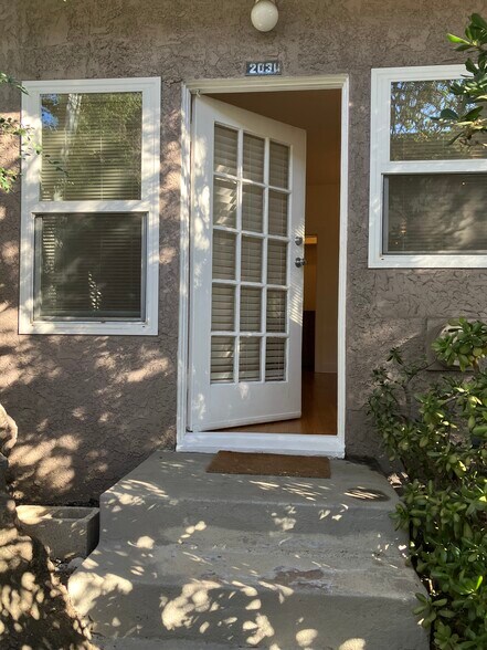 Building Photo - 2035 N Vista del Mar Ave