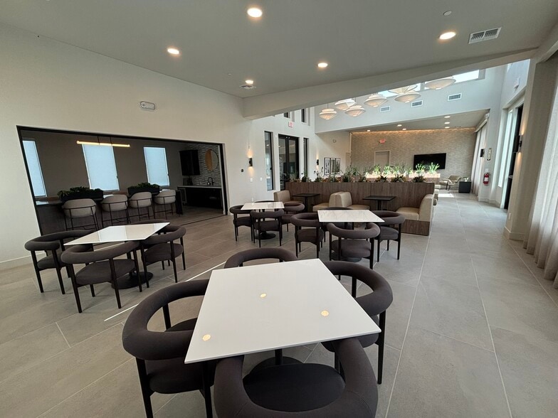 Building Photo - 2121 W Sonoran Desert Dr