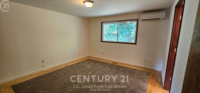 Building Photo - 3 Bed 2 Bath Home w/Attached Garage