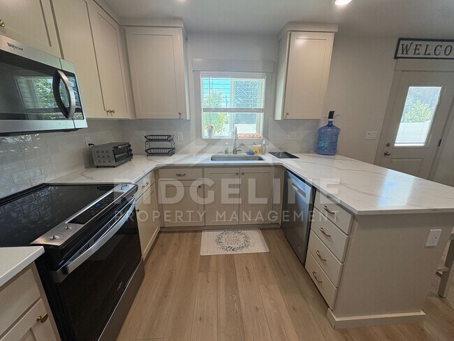 Building Photo - Fully Furnished Mid-Term Rental