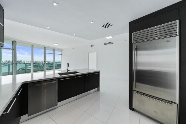 Building Photo - 900 Biscayne Blvd