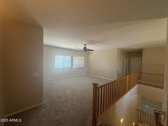 Building Photo - 1359 E Parkview Dr