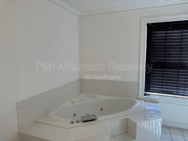 Building Photo - 73 Birdie Ln