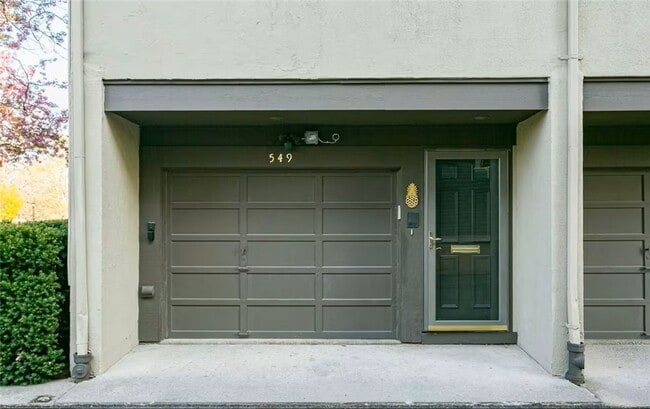 Building Photo - 549 University Ave