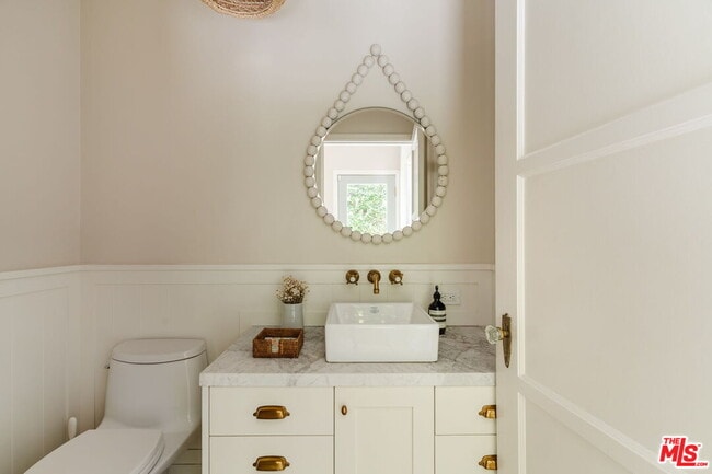 Building Photo - 231 S Thurston Ave