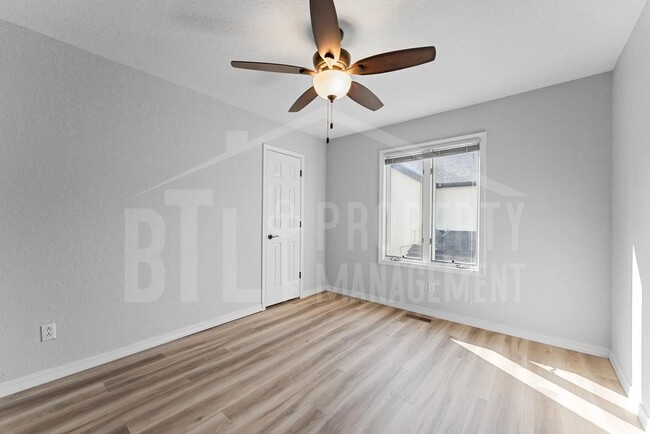 Building Photo - Beautifully updated 4-bedroom, 3-bath duplex in Branson!