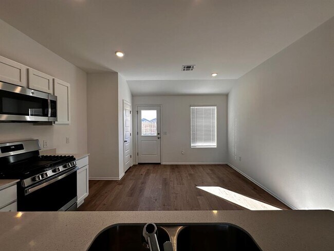 Building Photo - 16205 Lovers Ln