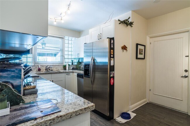 Building Photo - 1921 SW 18th Ave