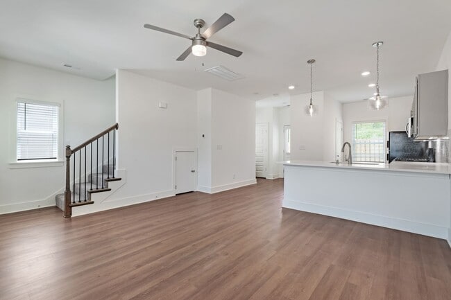 Building Photo - Single Family Home with Fenced Backyard!