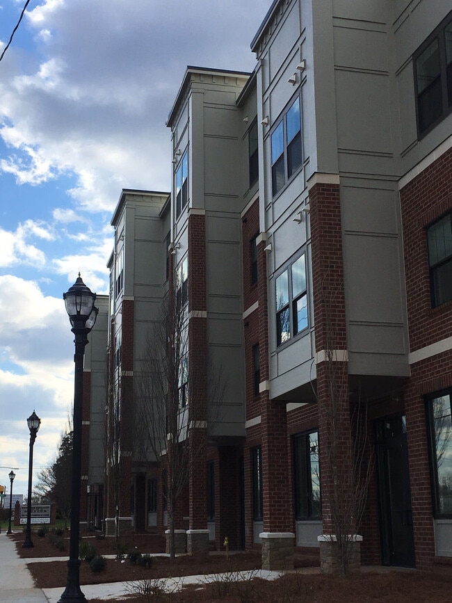 Building Photo - Mallalieu Pointe