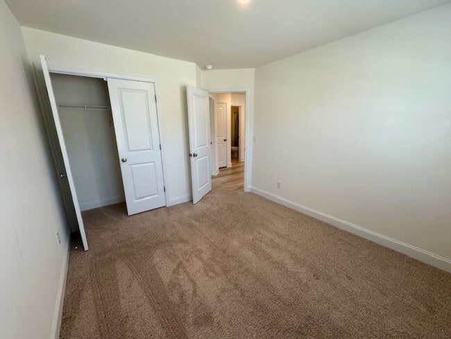 Building Photo - The Grove at Neill's Pointe