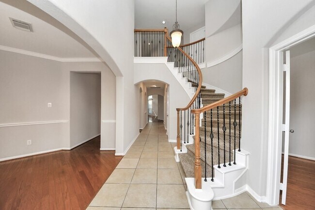 Building Photo - 4422 Roundtree Ln