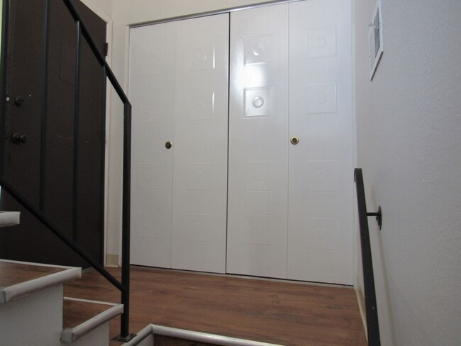 Building Photo - Remodeled Huge 4 Bedroom Townhome