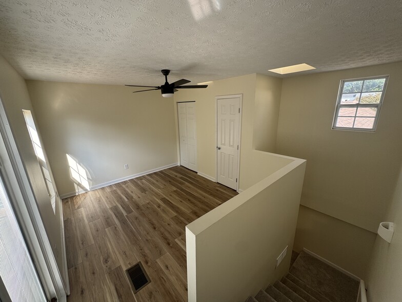 Second floor - 1221 Payne St