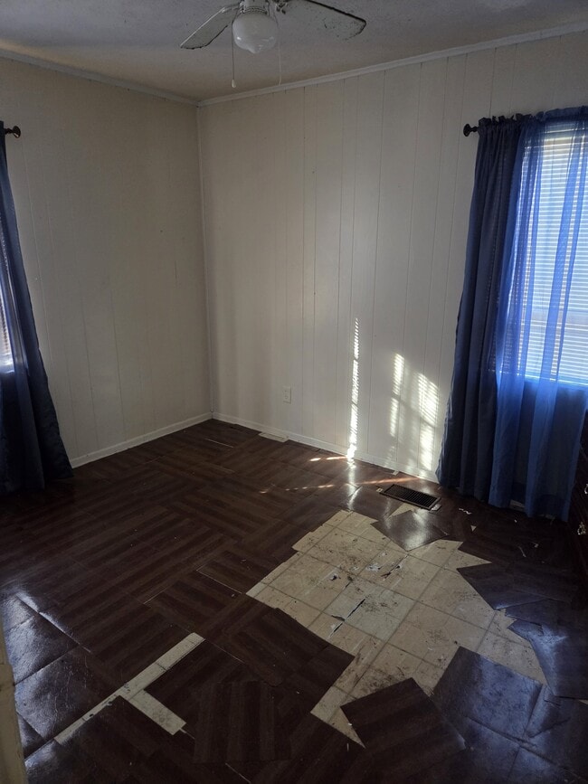 Building Photo - 304 Lawrence Rd