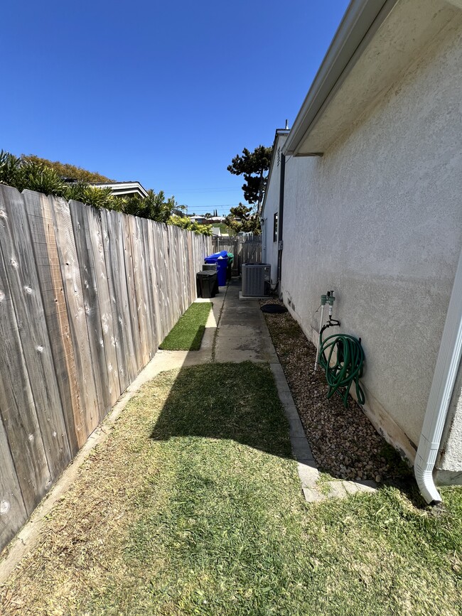 Building Photo - 6850 Clara Lee Ave