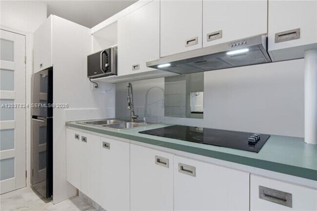 Building Photo - 801 Brickell Bay Dr