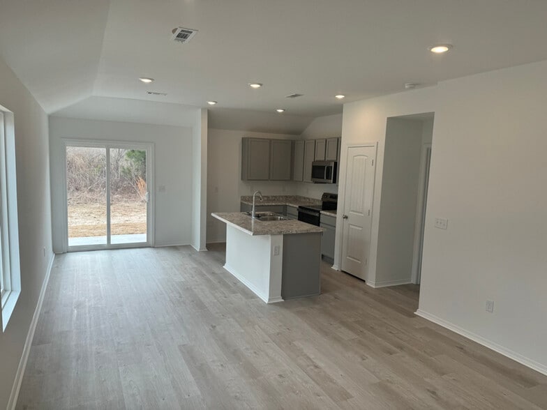 Building Photo - 10700 Mason Dr