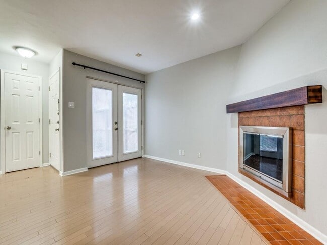 Building Photo - 2 Bedroom Townhome by SMU with a Pool!