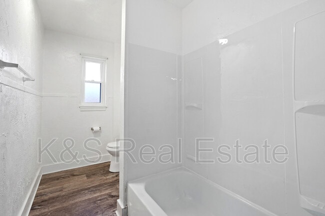 Building Photo - 144-144 W 9th Ave