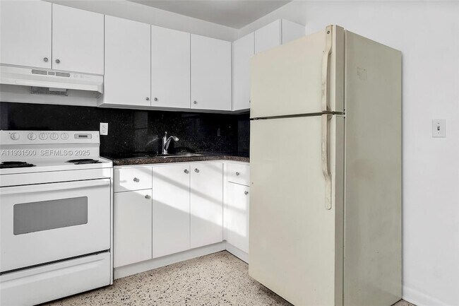 Building Photo - 644 SW 10th St