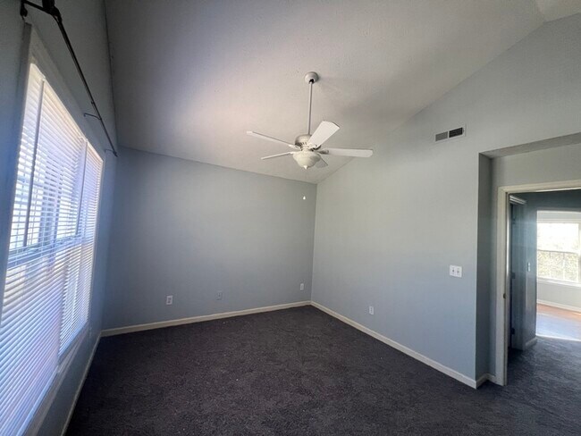 Building Photo - Southern Charm