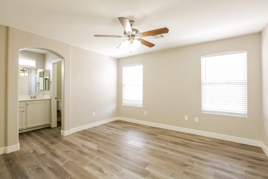 Building Photo - 10385 Adrianna Ave