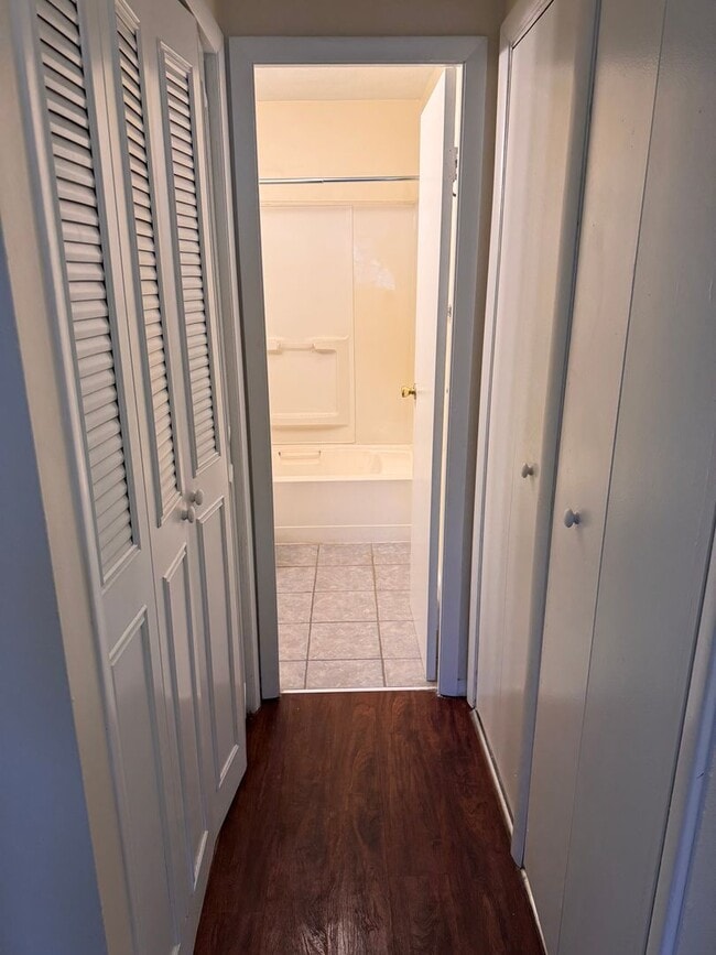 Building Photo - 3504 Oakview Dr