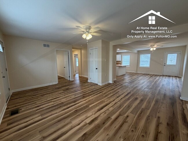 Building Photo - 703 W 7th St