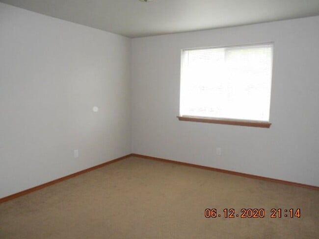Building Photo - 3bd 2 1/2ba Home With garage