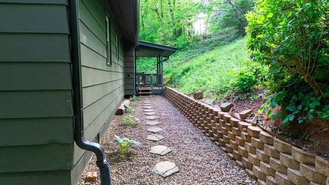 Building Photo - 3 Bedroom 2 Bath beautiful newly remodeled...