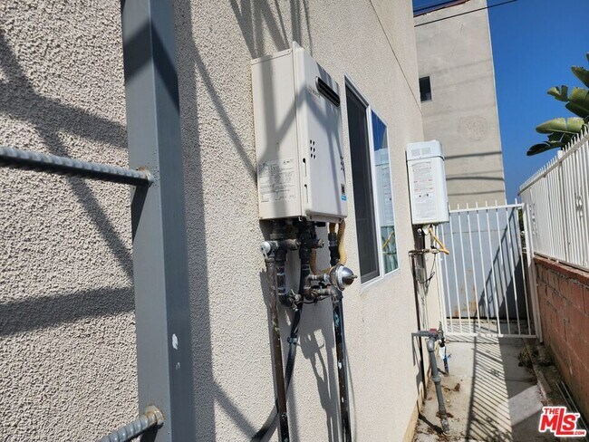 Building Photo - 1535 W 80th St