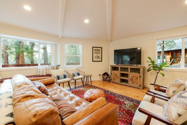 Building Photo - 3BR Furnished NW Bend Home