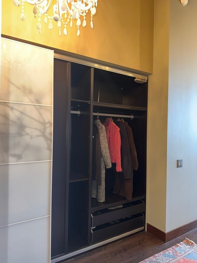 Building Photo - 320 E 21st St