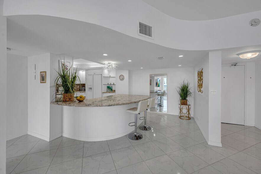 Building Photo - 4020 Galt Ocean Dr