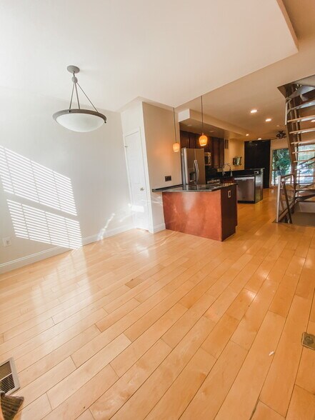 Building Photo - 1413 Anchor St