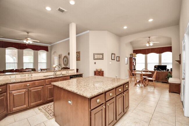 Building Photo - 8030 Crescent Knolls Dr