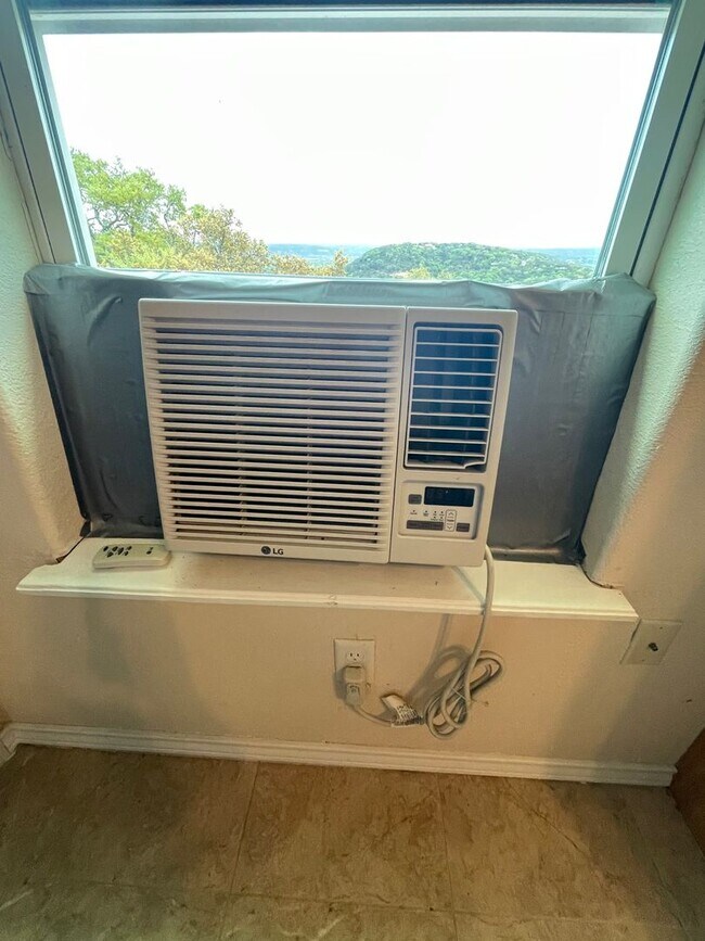 Building Photo - NEW ON MARKET (PRICE DROP!!)